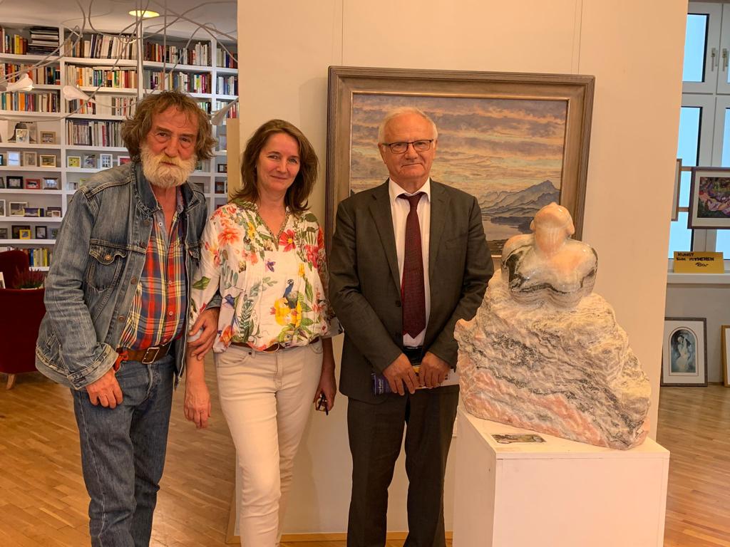 SE Botschafter Roland Bimo auf der Ausstellung von Barbara und Destan Gashi